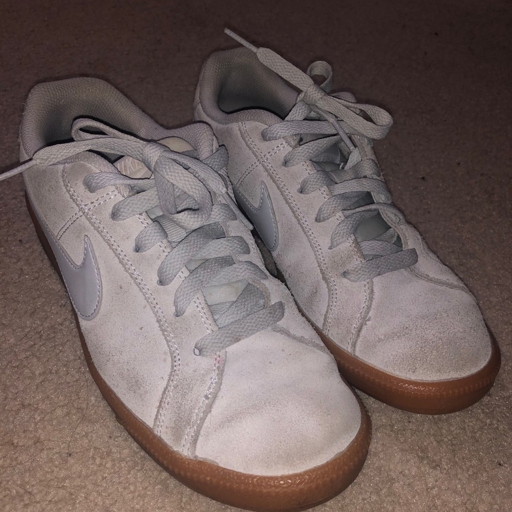 Women’s Nike tennis shoes